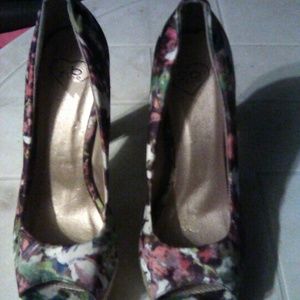 2B BEBE OPEN TOE PUMPS